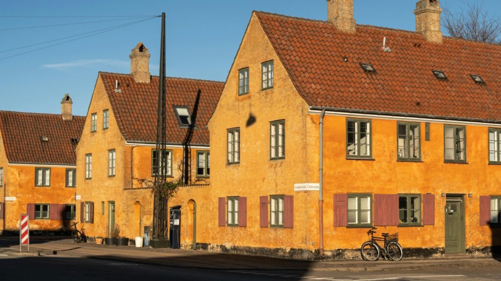 Gule traditionelle huse på en dansk gade under en klar himmel.En guide til at tjene penge på Bigo Live.