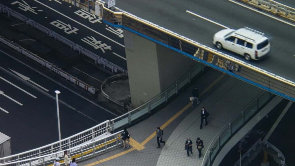 Praktisk guide til danske creators: hvordan du finder, pitcher og laver unboxing-videoer for ecuadorianske brands pa Roposo med skabeloner, logistik og kontrakt-tjek.