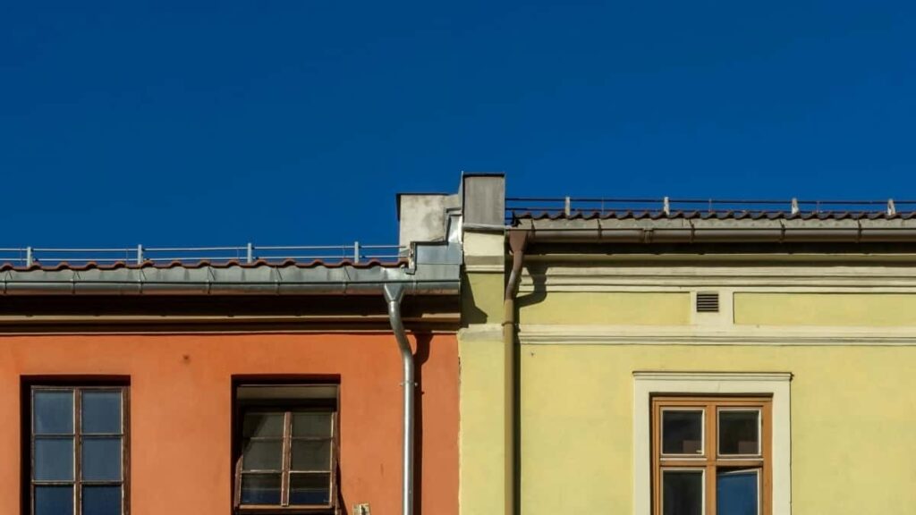 Praktisk guide for danske annoncrer: hvordan du identificerer og rekrutterer Venezuela-baserede Apple Music-creators, med taktikker, platform-sammenligning og compliance-rad.