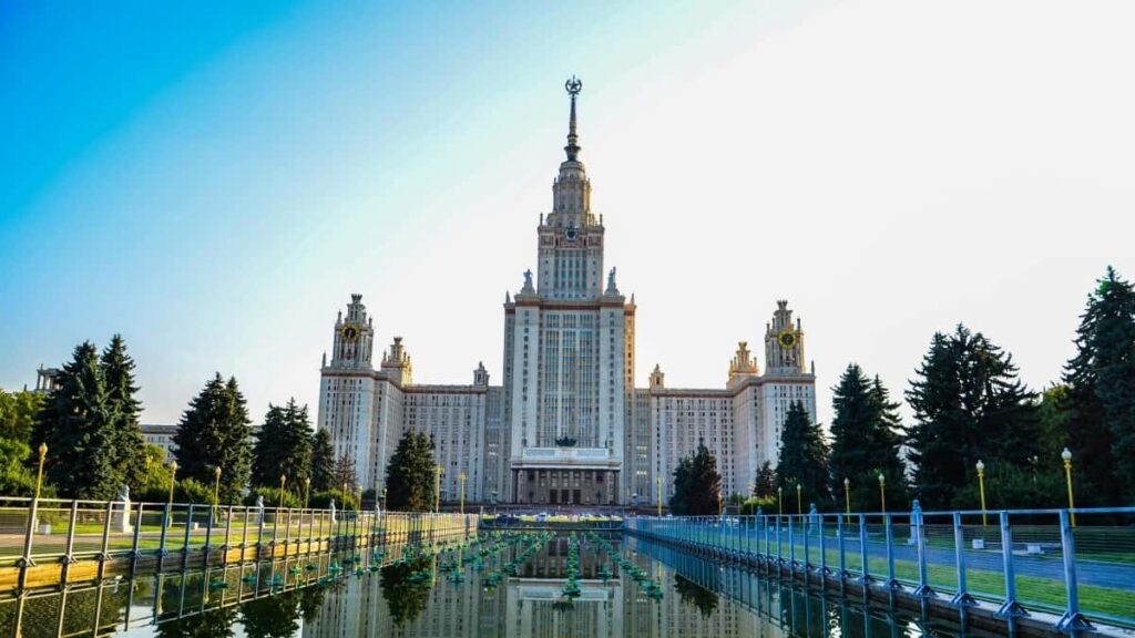 Praktisk guide for danske annoncrer: hvordan du finder, evaluerer og lancerer sponsorerede challenges med britiske Mojskabere, inkl. outreachskabeloner og malepunkter.