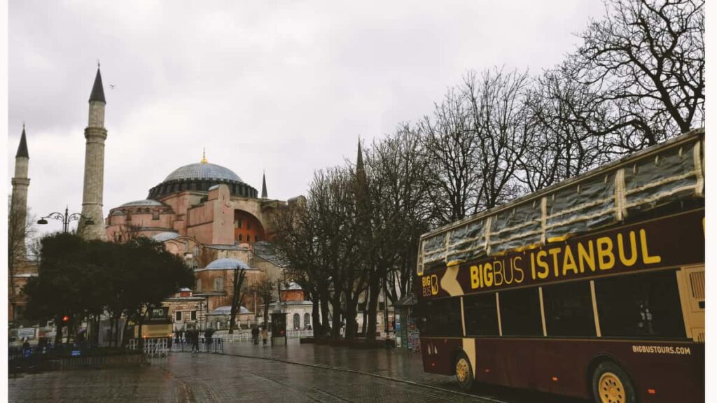 Praktisk guide til hvordan danske skabere nar brands pa Facebook, optimerer CTAs og konverterer lokal taktik, annonce-opstning og samarbejdsflow.