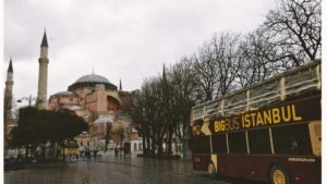 Praktisk guide til hvordan danske skabere nar brands pa Facebook, optimerer CTAs og konverterer lokal taktik, annonce-opstning og samarbejdsflow.